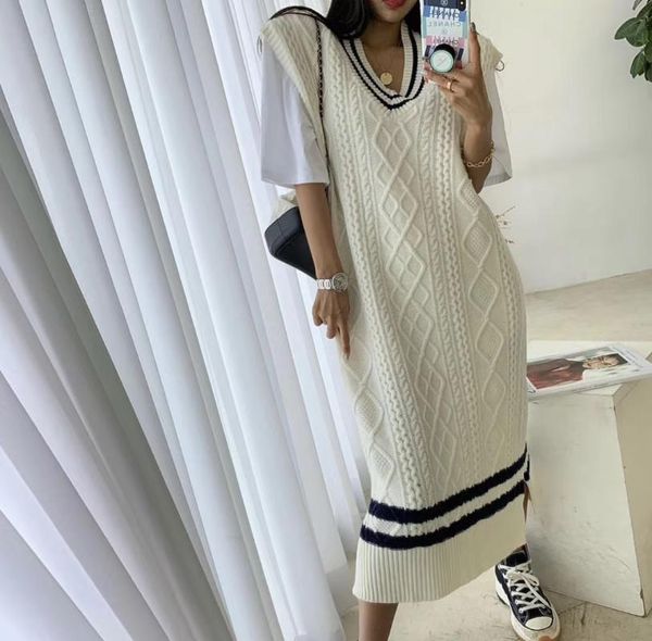 fashion women's sweater 2020 autumn and winter new split twist mid-length contrast sweater knitted skirt vest, White;black 
fashion women's sweater 2020 autumn and winter new split twist mid-length contrast sweater knitted skirt vest, White;black