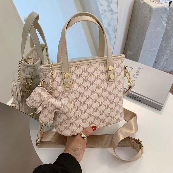 women's fashion tote bag leather shoulder messenger bag leisure large capacity chain bucket saddle bag handbag
women's fashion tote bag leather shoulder messenger bag leisure large capacity chain bucket saddle bag handbag