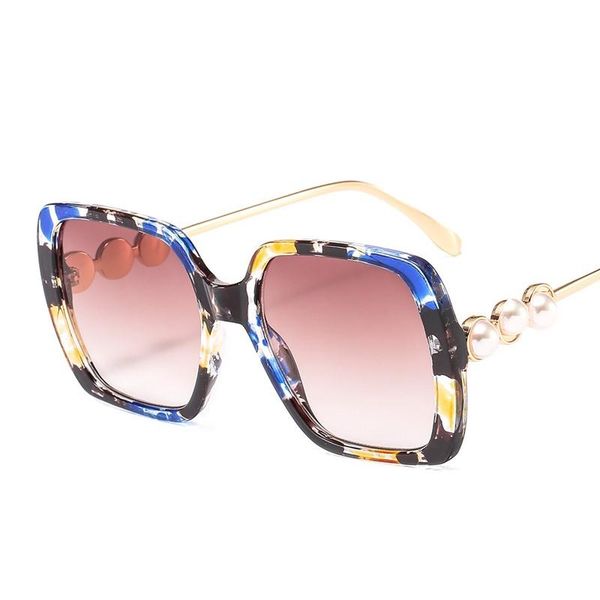 large frame female sunglasses, floral, luxurious pearl temple design, beach, street pgraphy, retro, fashion, White;black
large frame female sunglasses, floral, luxurious pearl temple design, beach, street pgraphy, retro, fashion, White;black