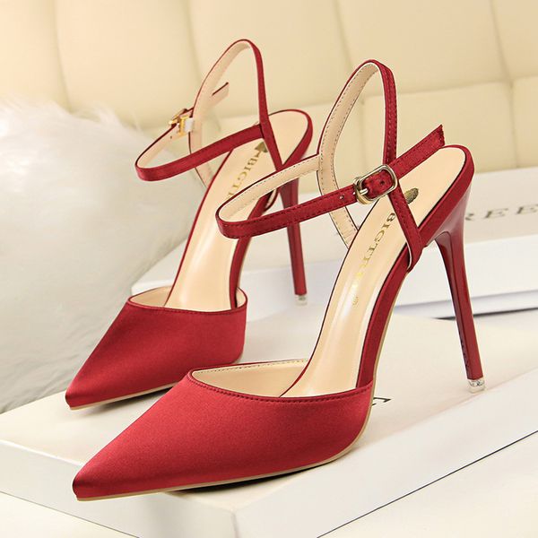 86-2 dress shoes simple wedding banquet women's shoes famous designer satin shallow mouth pointed one word belt sandals european and am, Black
86-2 dress shoes simple wedding banquet women's shoes famous designer satin shallow mouth pointed one word belt sandals european and am, Black