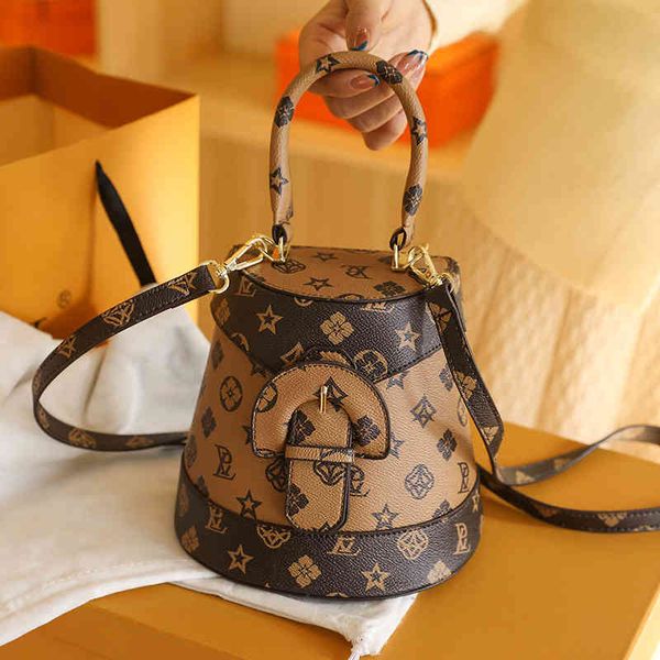 2022 factory wholesale new women's net red printing bucket bag portable one shoulder messenger bag personality trend
2022 factory wholesale new women's net red printing bucket bag portable one shoulder messenger bag personality trend