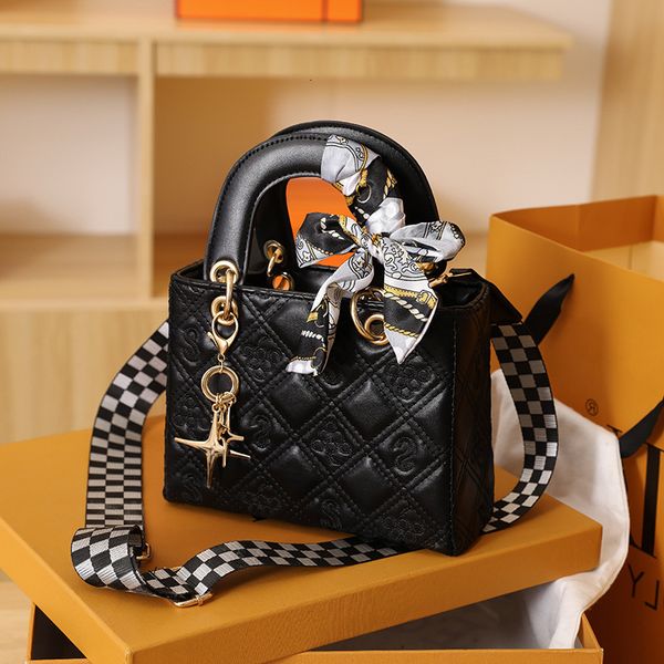 diana bag fashion trend bright leather lingge double handle 2022 spring and summer new single shoulder women
diana bag fashion trend bright leather lingge double handle 2022 spring and summer new single shoulder women