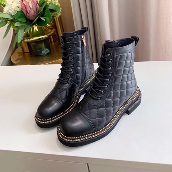 autumn and winter flat bottom warm round head black red side zipper pearl leather locomotive mid model fashionable martin boots
autumn and winter flat bottom warm round head black red side zipper pearl leather locomotive mid model fashionable martin boots
