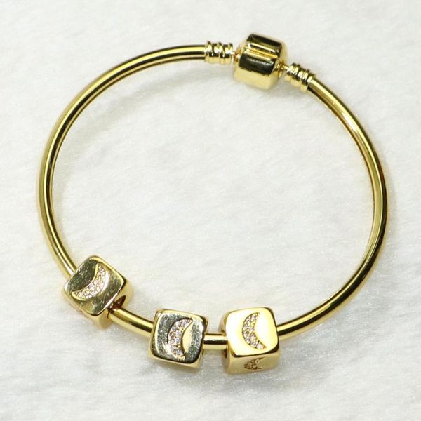 4 pcs gold color bangle three cube zircon charms cube charms jewelry bangle gift for lady 502751, Golden;silver
4 pcs gold color bangle three cube zircon charms cube charms jewelry bangle gift for lady 502751, Golden;silver