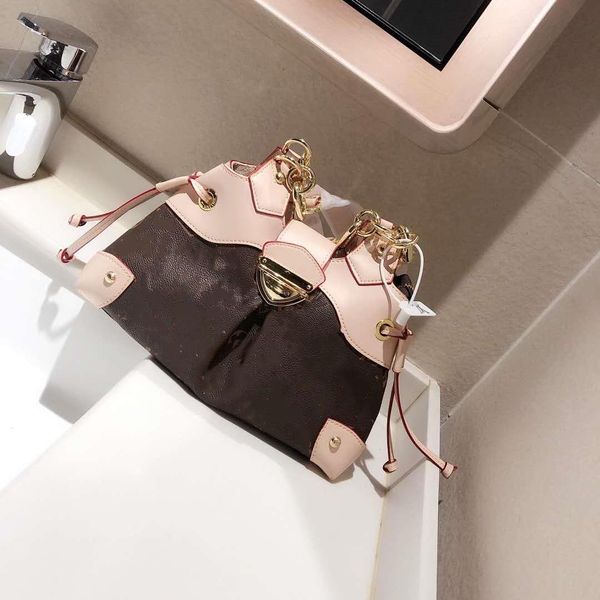 brand handbag, slant hanging bag, high-end quality and hardware accessories, flower letters white tricolor fashion versatile.
brand handbag, slant hanging bag, high-end quality and hardware accessories, flower letters white tricolor fashion versatile.