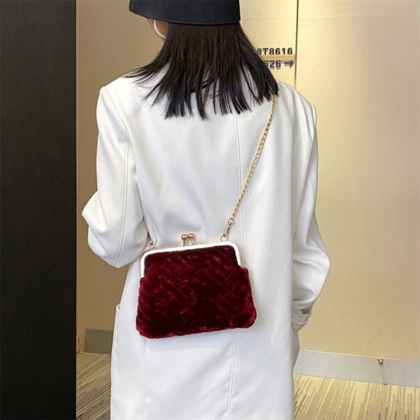 women plush shoulder handbag retro clip buckle small clutch chain crossbody bag popular simple female daily bag
women plush shoulder handbag retro clip buckle small clutch chain crossbody bag popular simple female daily bag
