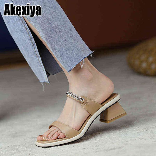 slippers women summer new fahion middle heel metal chain sandal open toe simple female outdoor bc3489 220304, Black
slippers women summer new fahion middle heel metal chain sandal open toe simple female outdoor bc3489 220304, Black