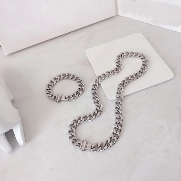 europe america men silver-colour metal engraved v initials flower chain links necklace bracelet jewelry sets m68273 m68272
europe america men silver-colour metal engraved v initials flower chain links necklace bracelet jewelry sets m68273 m68272