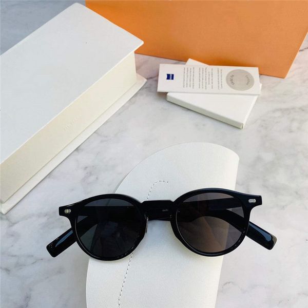 verona men and women new fashion net celebrity net celebrity sunglasses uvstone uses high-quality plates to create oval frames to send boxes, White;black
verona men and women new fashion net celebrity net celebrity sunglasses uvstone uses high-quality plates to create oval frames to send boxes, White;black