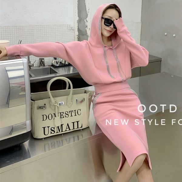 two piece women's fashion suit with new loose hooded + split hips skirt in early autumn of 2020
two piece women's fashion suit with new loose hooded + split hips skirt in early autumn of 2020