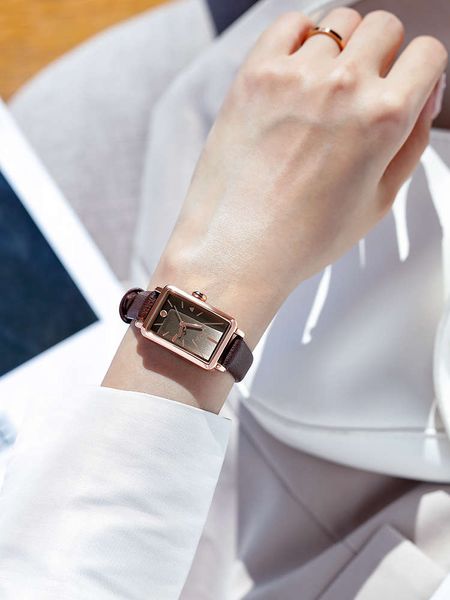 2020 new style watch women's simple temperament student minority ins wind waterproof square women's watch, Slivery;brown
2020 new style watch women's simple temperament student minority ins wind waterproof square women's watch, Slivery;brown