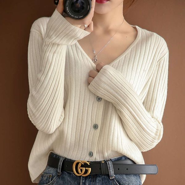 2020 fashion new et cardigan women's foreign style v-neck high waist short knitted sweater, White;black
2020 fashion new et cardigan women's foreign style v-neck high waist short knitted sweater, White;black