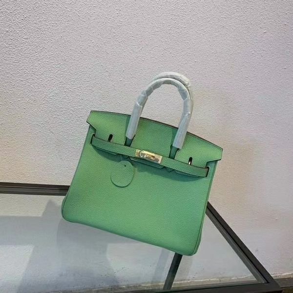 a new type of headdress leather carrying one shoulder messenger bag for women
a new type of headdress leather carrying one shoulder messenger bag for women