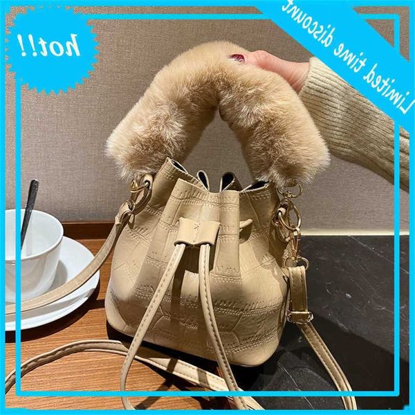 2020 new fashion women's messenger bucket versatile one shoulder plush large capacity portable bag
2020 new fashion women's messenger bucket versatile one shoulder plush large capacity portable bag