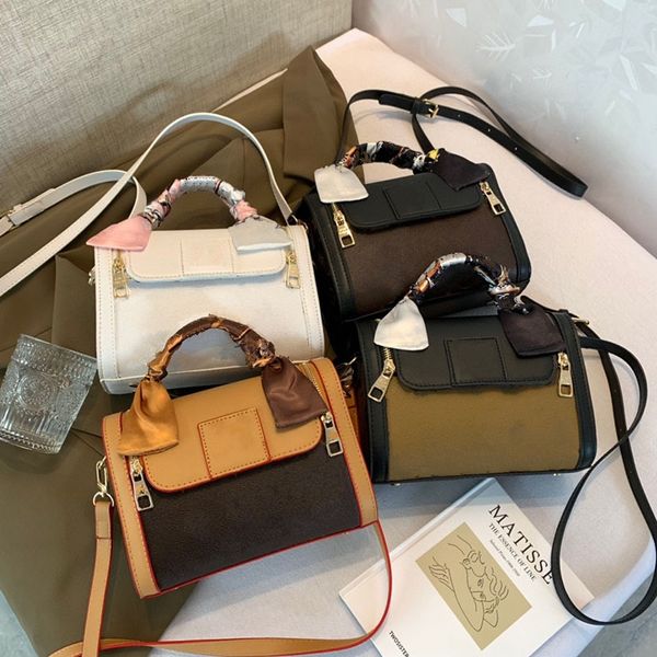 the most popular hand-held messenger bag luxury designer women's 2022 new style can be loaded with cosmetics mobile phone letters old f
the most popular hand-held messenger bag luxury designer women's 2022 new style can be loaded with cosmetics mobile phone letters old f