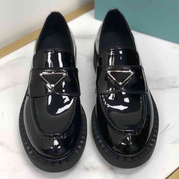 shoes high women's quality joker black and white contains boxes size 35-40
shoes high women's quality joker black and white contains boxes size 35-40