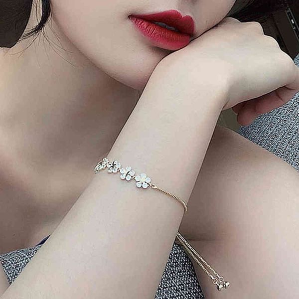 five small flowers charms bracelets gold chain bracelet classic style friendship for women jewelry accessories gifts, Golden;silver
five small flowers charms bracelets gold chain bracelet classic style friendship for women jewelry accessories gifts, Golden;silver