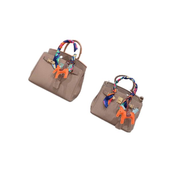 the tote bag luxury shoulder bag designer handbags women's genuine leather fashion brand classic retro men and women alike sacoche tote
the tote bag luxury shoulder bag designer handbags women's genuine leather fashion brand classic retro men and women alike sacoche tote