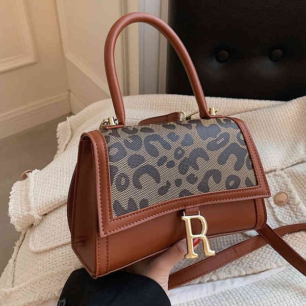 2022 factory wholesale sense female ins minority fashion autumn and winter messenger hand-held small square bag
2022 factory wholesale sense female ins minority fashion autumn and winter messenger hand-held small square bag