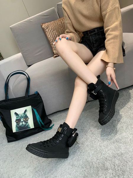 2021 women's strap brushed rois leather and nylon boots ankle combat boots, detachable nylon bag, 55mm rubber tread sole, Black
2021 women's strap brushed rois leather and nylon boots ankle combat boots, detachable nylon bag, 55mm rubber tread sole, Black