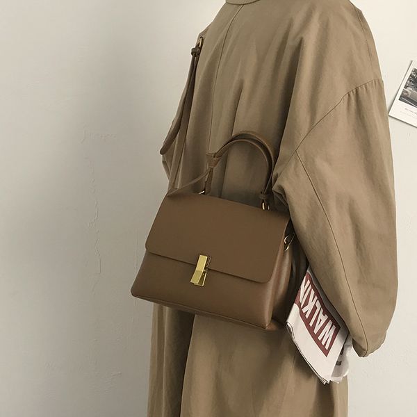 2020 new trendy net red simple texture female retro briefcase niche design large capacity messenger bag
2020 new trendy net red simple texture female retro briefcase niche design large capacity messenger bag