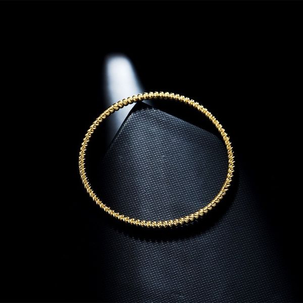 2020 high-grade fine twist twist bracelet design round bracelets fashion personality bracelet simple and generous women's bracelet, Black
2020 high-grade fine twist twist bracelet design round bracelets fashion personality bracelet simple and generous women's bracelet, Black