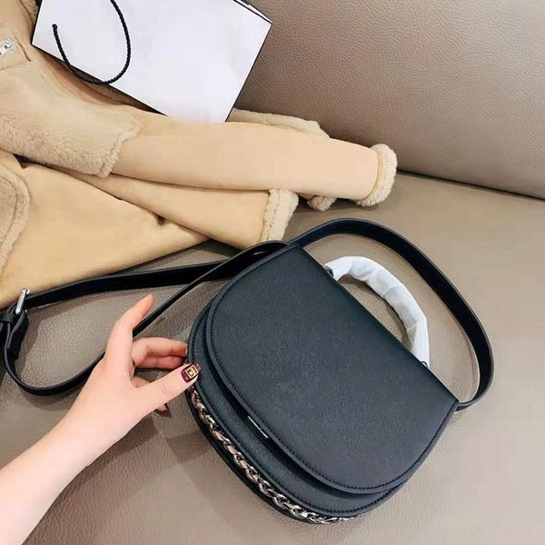 shoulder fashion lock semicircle on the saddle flip bag handbag luxury small leather one joker chain handbag lady new his portable ufcik, Black;red
shoulder fashion lock semicircle on the saddle flip bag handbag luxury small leather one joker chain handbag lady new his portable ufcik, Black;red