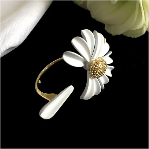 little daisy ring in white color, fashion and simple style, size adjustable, no fade, hign quality and with box wholesale, Silver
little daisy ring in white color, fashion and simple style, size adjustable, no fade, hign quality and with box wholesale, Silver
