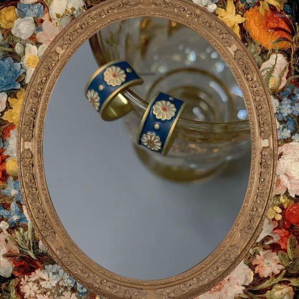 2020 new classical vintage enamel small daisy flowers circle daisy petals hoop earrings for women girls party jewelry gifts1, Golden;silver
2020 new classical vintage enamel small daisy flowers circle daisy petals hoop earrings for women girls party jewelry gifts1, Golden;silver