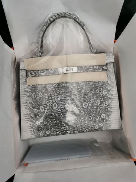 brand handbag 25cm,real lizard skin,fully handmade quality,wax stitching,snow color,wholesale price,,message me for discount and details
brand handbag 25cm,real lizard skin,fully handmade quality,wax stitching,snow color,wholesale price,,message me for discount and details