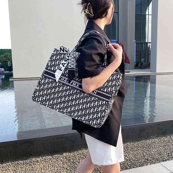 2022 latest handbag factory store on large female canvas embroidery large capacity one shoulder armpit lap tote, Black;red
2022 latest handbag factory store on large female canvas embroidery large capacity one shoulder armpit lap tote, Black;red