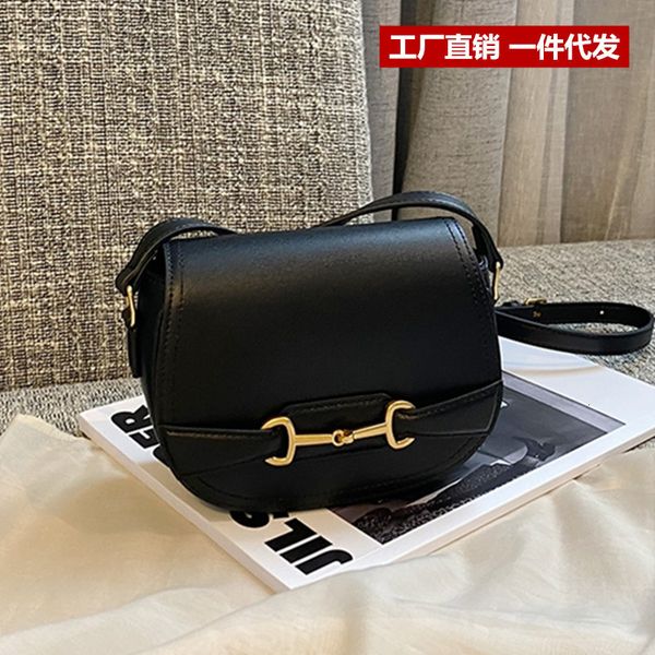 new style buckle saddle fashionable and fresh, one shoulder slanting leather bag, half round women's bag
new style buckle saddle fashionable and fresh, one shoulder slanting leather bag, half round women's bag