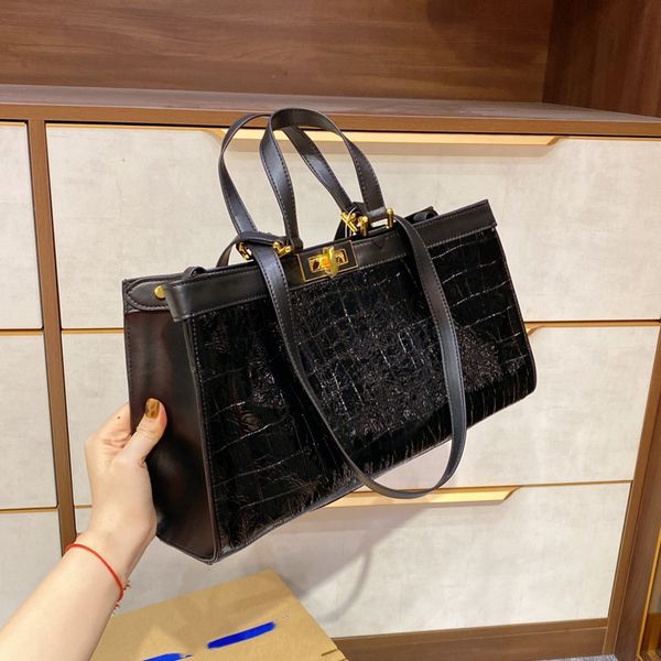 2021 new luxury original single fashion design handbag head layer cowhide smooth texture shoulder bag ing, Black
2021 new luxury original single fashion design handbag head layer cowhide smooth texture shoulder bag ing, Black