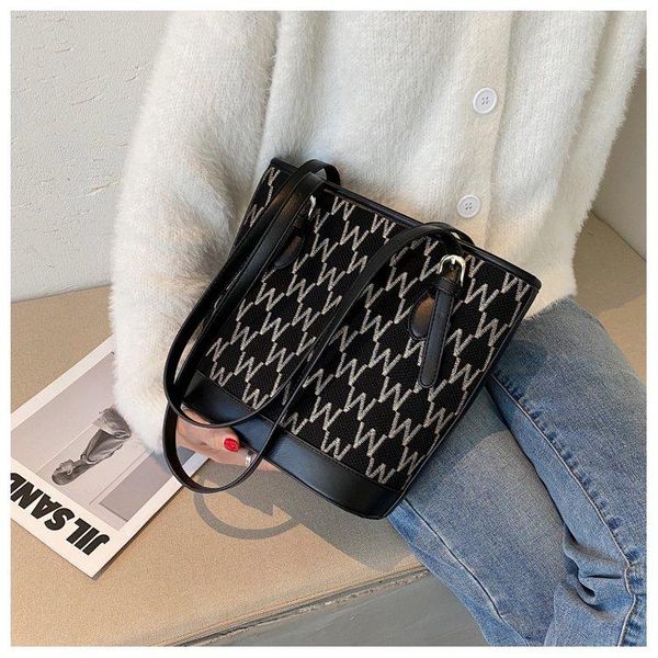 fashion pu leather crossbody handbag women solid color shoulder messenger bag wide strap chain crossbody bags for women 2020
fashion pu leather crossbody handbag women solid color shoulder messenger bag wide strap chain crossbody bags for women 2020