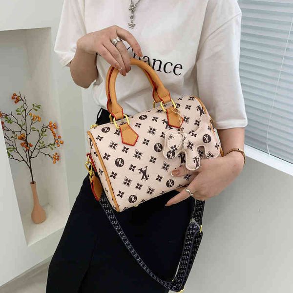 2022 factory wholesale new model flower pillow large capacity single shoulder diagonal bucket bag, Black;red
2022 factory wholesale new model flower pillow large capacity single shoulder diagonal bucket bag, Black;red