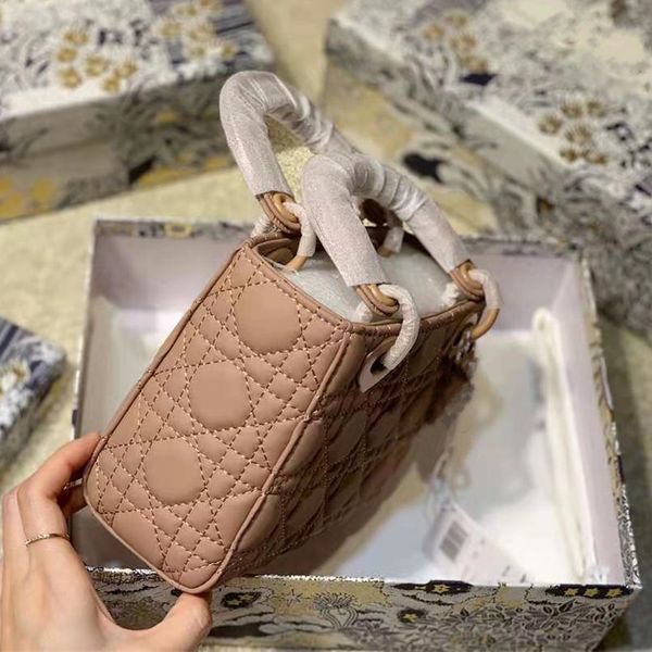 2021 luxurys designers upgraded version lady handbags frosted princess bags letter pendant shoulder bags lady crossbody bags full box 17cm.
2021 luxurys designers upgraded version lady handbags frosted princess bags letter pendant shoulder bags lady crossbody bags full box 17cm.
