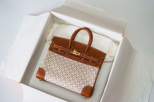 factory wholesale beautiful artical brown,black design purse,barenia leather,25cm,fully handmade,fast delivery,contact me for details
factory wholesale beautiful artical brown,black design purse,barenia leather,25cm,fully handmade,fast delivery,contact me for details