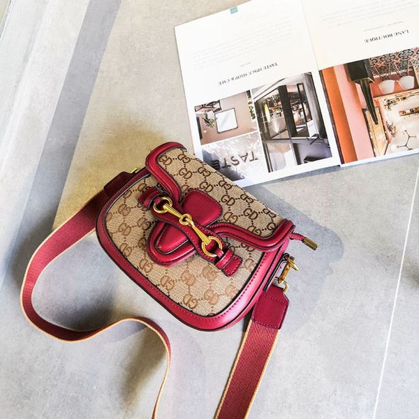 net red same style canvas letter printed for women autumn winter saddle bagcanvas saddle bag 2020 women's bag with horseshoeand single
net red same style canvas letter printed for women autumn winter saddle bagcanvas saddle bag 2020 women's bag with horseshoeand single