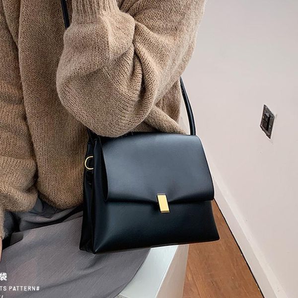 cross body vintage women's bag metal hasp flap shoulder large capacity women crossbody bags solid sample for 2021
cross body vintage women's bag metal hasp flap shoulder large capacity women crossbody bags solid sample for 2021