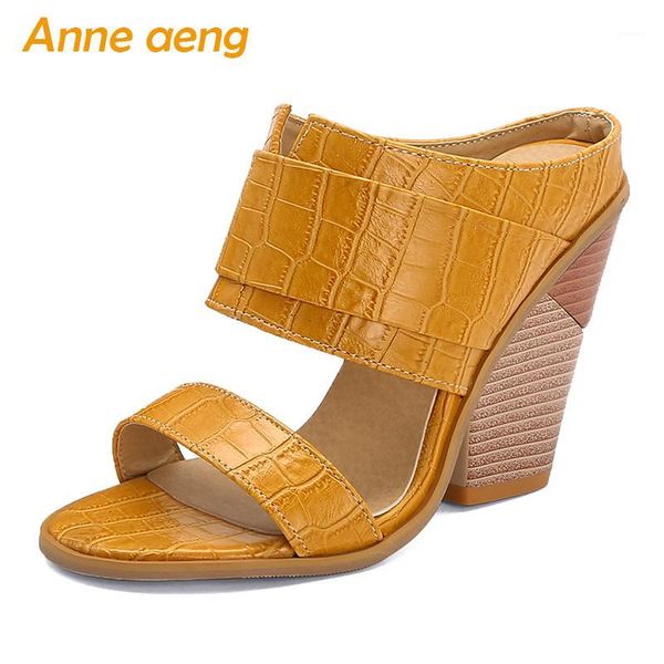 2020 new summer outside women slippers high wedges heel peep toe solid fashion women shoes black female mules slides big size 481
2020 new summer outside women slippers high wedges heel peep toe solid fashion women shoes black female mules slides big size 481