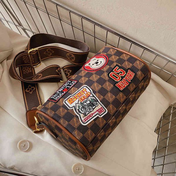 2022 factory wholesale new bag women's trendy niche single shoulder live broadcast fashion small round cartoon printed texture bag 827x
2022 factory wholesale new bag women's trendy niche single shoulder live broadcast fashion small round cartoon printed texture bag 827x