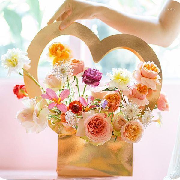 portable flower boxes with heart shape handle colorful handy gifts bags handbags for packing gifts flowers wedding party decor1
portable flower boxes with heart shape handle colorful handy gifts bags handbags for packing gifts flowers wedding party decor1