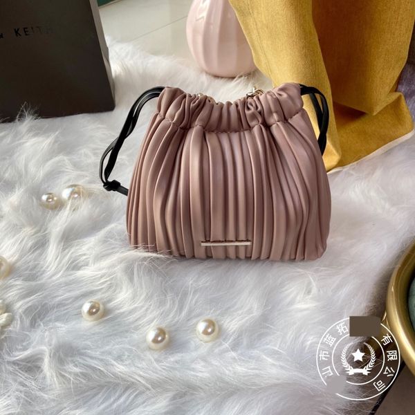 hipster shoulder new shoulder korean style women's casual pleated leather bucket bag women's drawstring chain hand bag inb4d
hipster shoulder new shoulder korean style women's casual pleated leather bucket bag women's drawstring chain hand bag inb4d