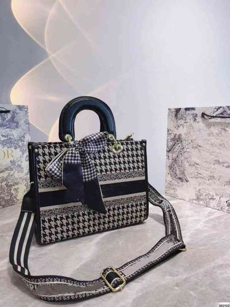 classic flower 2021 designer bag ladies classic high leather leathers retro fashion hit color shoulder bages dai fei bags street shooting
classic flower 2021 designer bag ladies classic high leather leathers retro fashion hit color shoulder bages dai fei bags street shooting