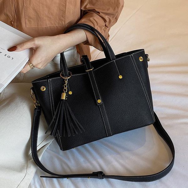 shoulder bags casual tote tassel rivet large handbag woman bag sac femme pu leather women crossbody fashion hand
shoulder bags casual tote tassel rivet large handbag woman bag sac femme pu leather women crossbody fashion hand