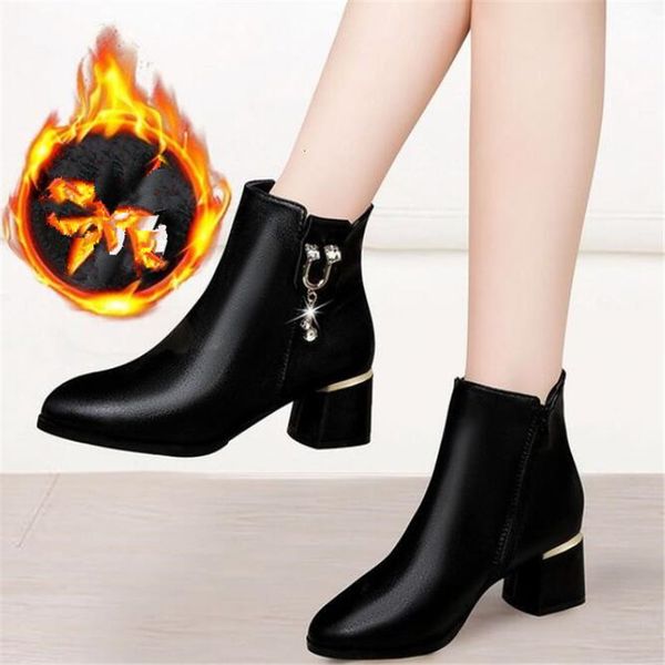 2021 autumn new women's mid-heel plus velvet leather thick heel women riding boots udap, Black
2021 autumn new women's mid-heel plus velvet leather thick heel women riding boots udap, Black