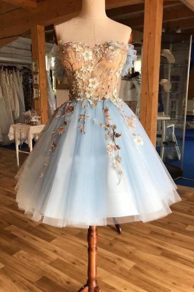 A Line Light Blue Off the Shoulder Above Knee Homecoming Prom Dress with Appliques vestidos de graduación sukienki koktajlowe, Black
A Line Light Blue Off the Shoulder Above Knee Homecoming Prom Dress with Appliques vestidos de graduación sukienki koktajlowe, Black