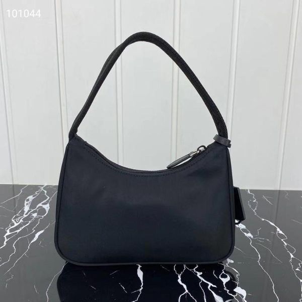 2021 new women luxury designer brand shoulder bag nylon material handbag waterproof ladies retro moon handbag
2021 new women luxury designer brand shoulder bag nylon material handbag waterproof ladies retro moon handbag