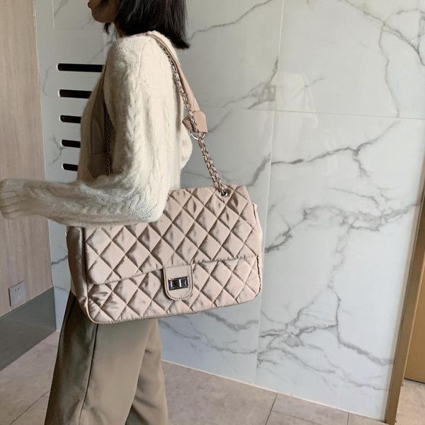 2020 ladies chain large capacity shoulder bag nylon fabric diamond lattice autumn and winter handbag female 4312
2020 ladies chain large capacity shoulder bag nylon fabric diamond lattice autumn and winter handbag female 4312