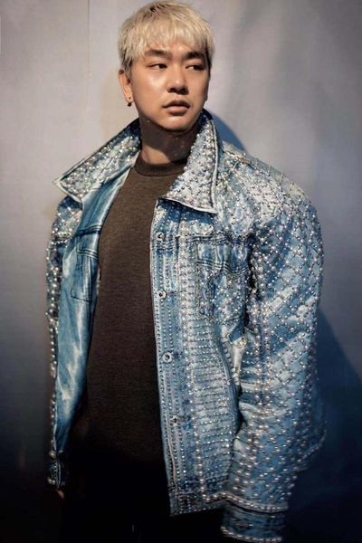 tide male singer stage coat sparkly rhinestones pearl denim jacket hip hop dj dancer blue beads loose coats bar cowboys costume, Black;brown
tide male singer stage coat sparkly rhinestones pearl denim jacket hip hop dj dancer blue beads loose coats bar cowboys costume, Black;brown
